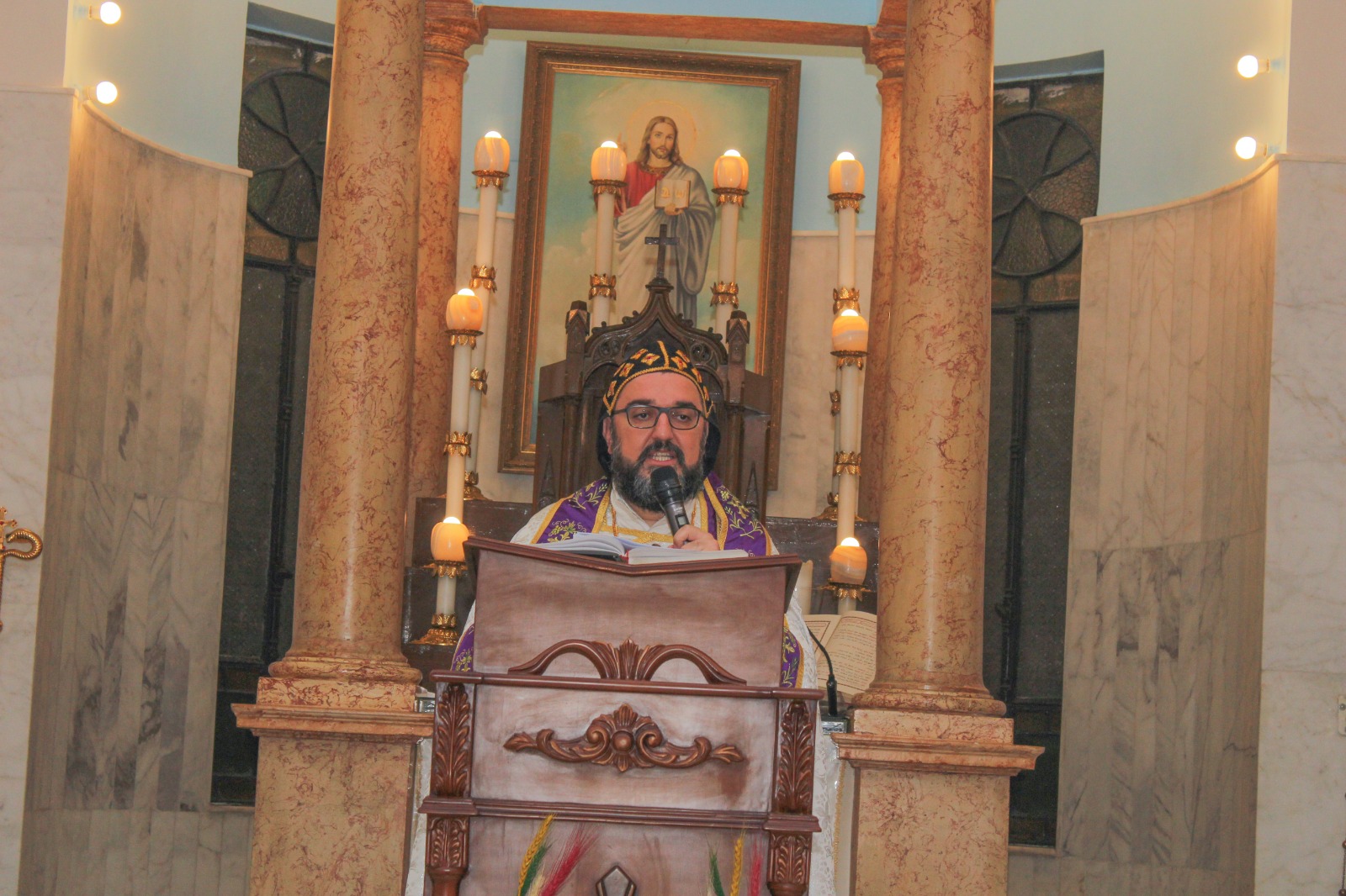 ربان الكنيسة السريانية الأرثوذكسية في مصر يصلي قداس عيد القيامة المجيد