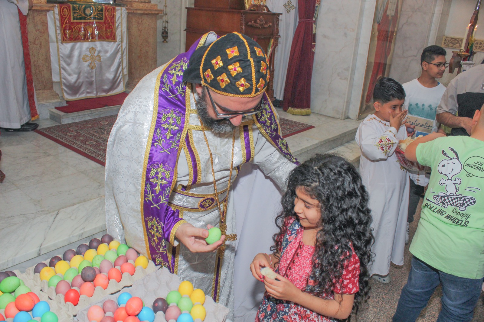 ربان الكنيسة السريانية الأرثوذكسية في مصر يصلي قداس عيد القيامة المجيد