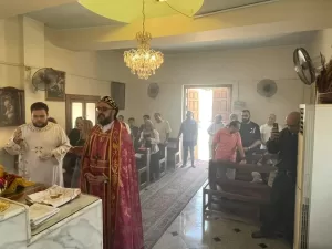 ربان الكنيسة السريانية الأرثوذكسية في مصر يصلي القداس الشهري في كنيسة القديسَين بطرس وبولس في مصر القديمة