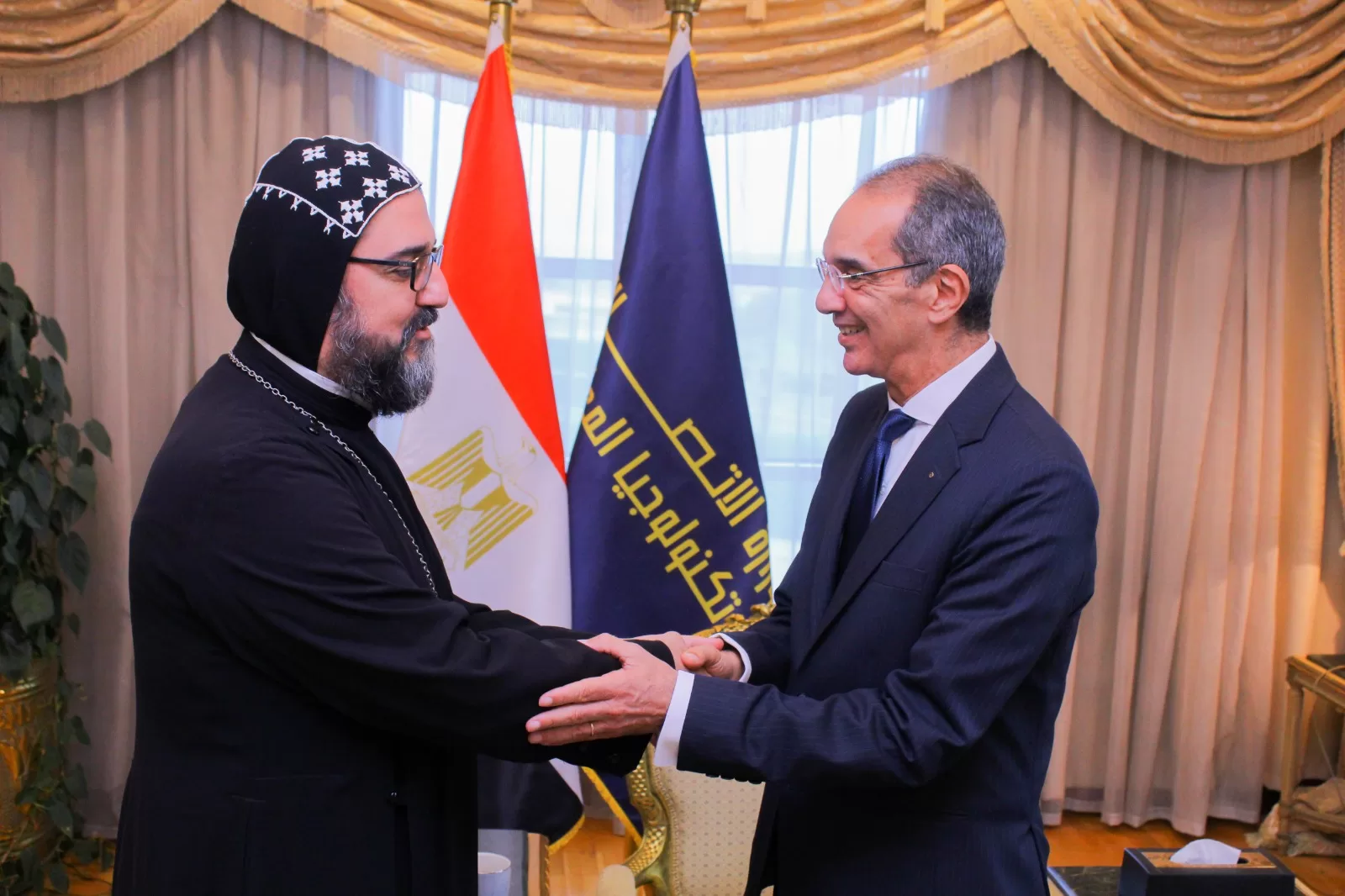 ربان الكنيسة السريانية الأرثوذكسية في مصر يلتقي وزير الاتصالات وتكنولوجيا المعلومات