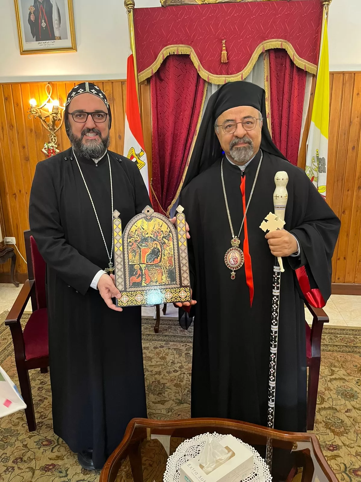 ربان الكنيسة السريانية الأرثوذكسية في مصر يهنئ بطريرك الأقباط الكاثوليك بعيد الميلاد