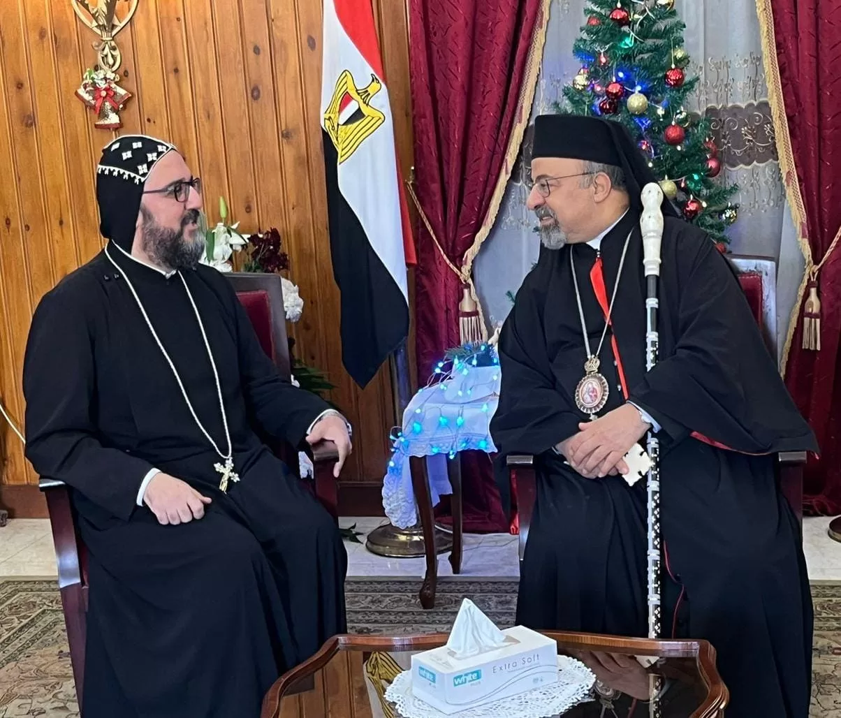 ربان الكنيسة السريانية الأرثوذكسية في مصر يهنئ بطريرك الأقباط الكاثوليك بعيد الميلاد
