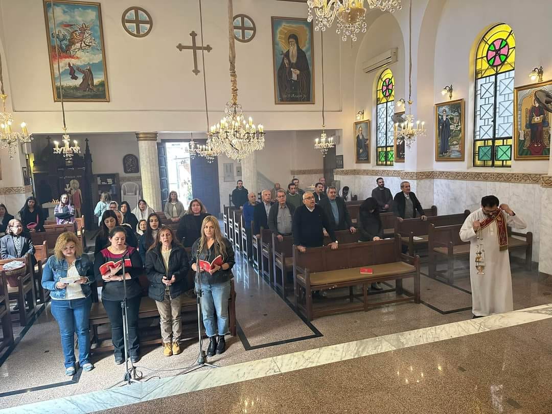 ربان الكنيسة السريانية الأرثوذكسية في مصر يصلي قداس صوم نينوى