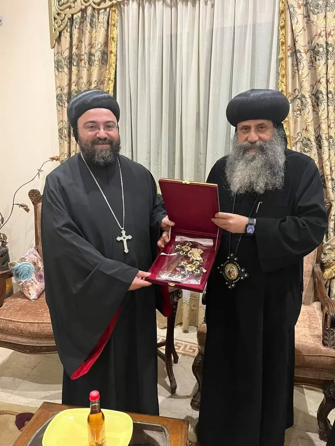 النائب البطريركي للكنيسة السريانية الأرثوذكسية في مصر يزور رئيس دير المحرق