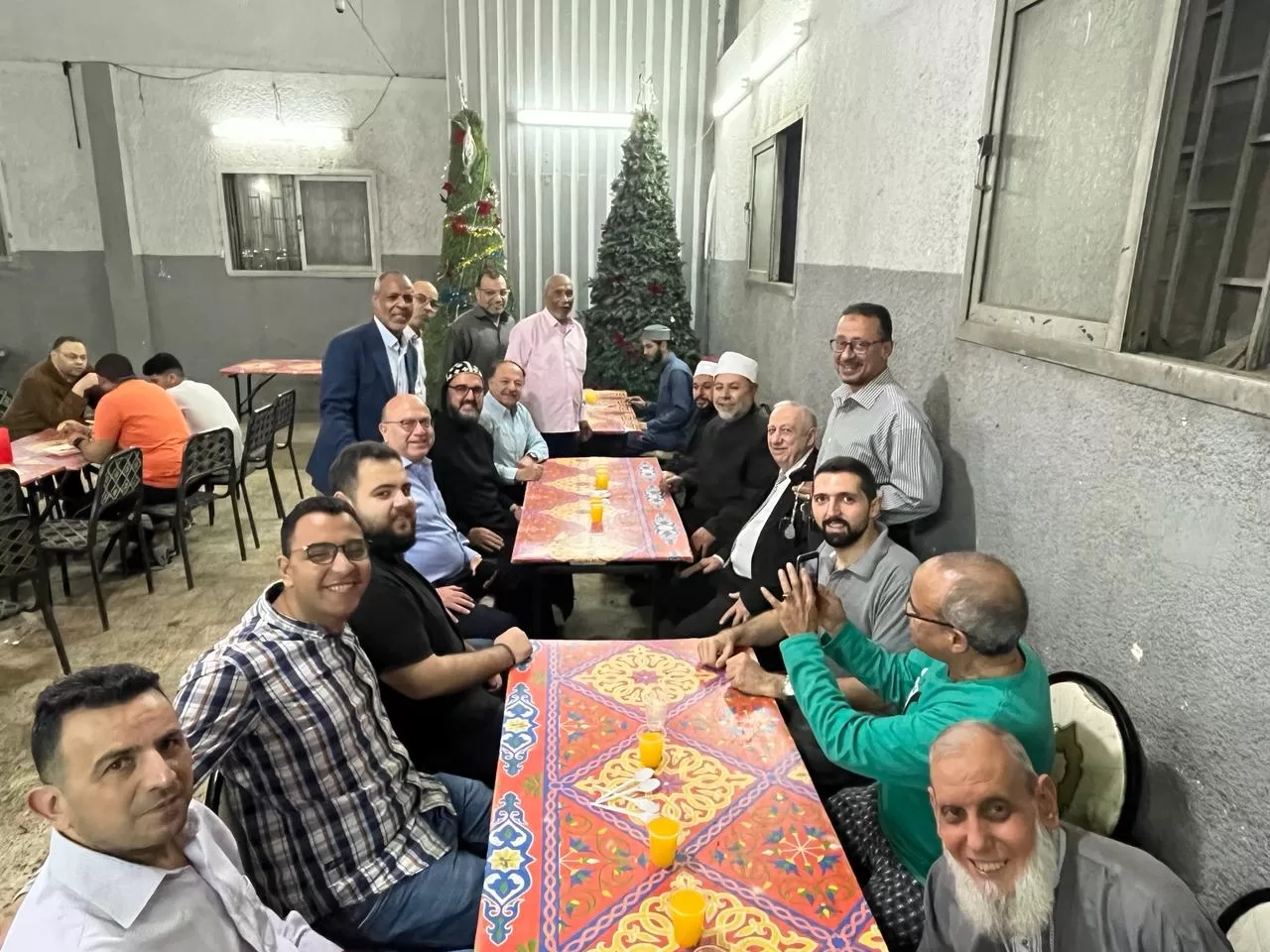 ربان الكنيسة السريانية الأرثوذكسية في مصر يشارك في إفطار رمضاني في جامع الإيمان
