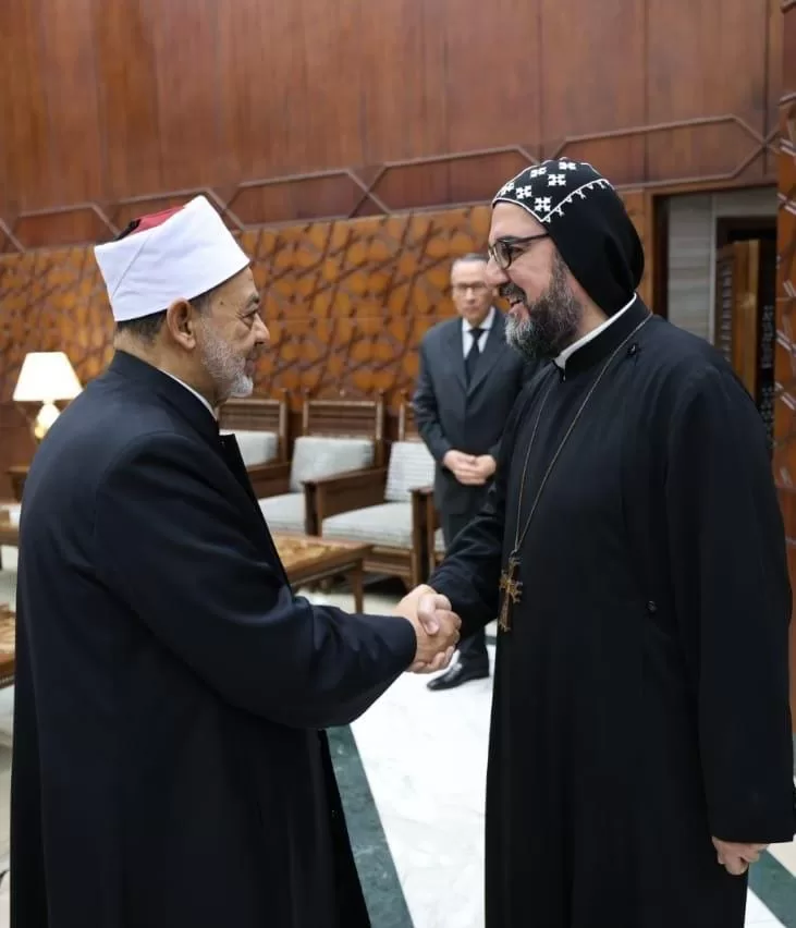 ربان الكنيسة السريانية الأرثوذكسية في مصر يهنئ الإمام الأكبر بعيد الفطر المبارك