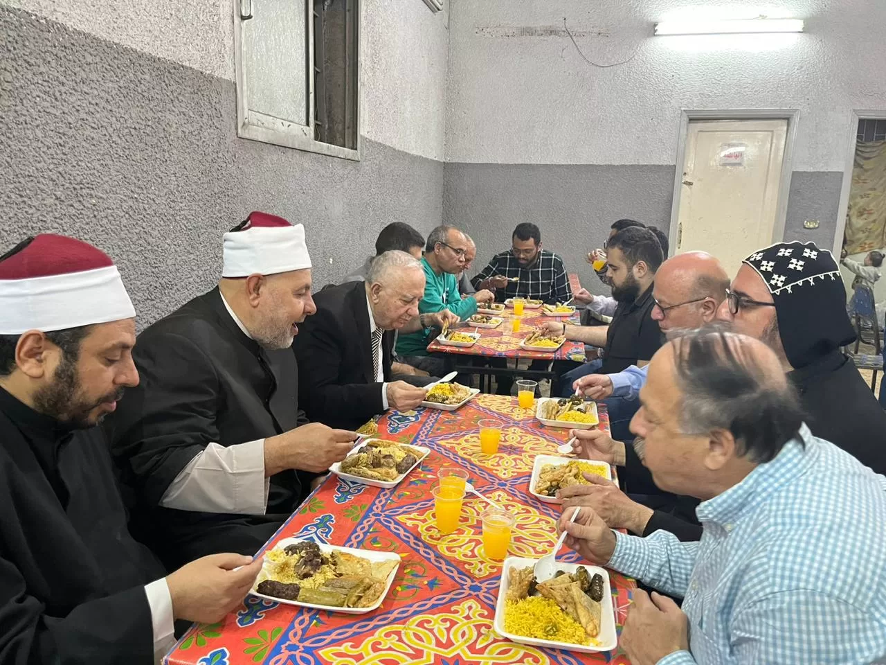 ربان الكنيسة السريانية الأرثوذكسية في مصر يشارك في إفطار رمضاني في جامع الإيمان